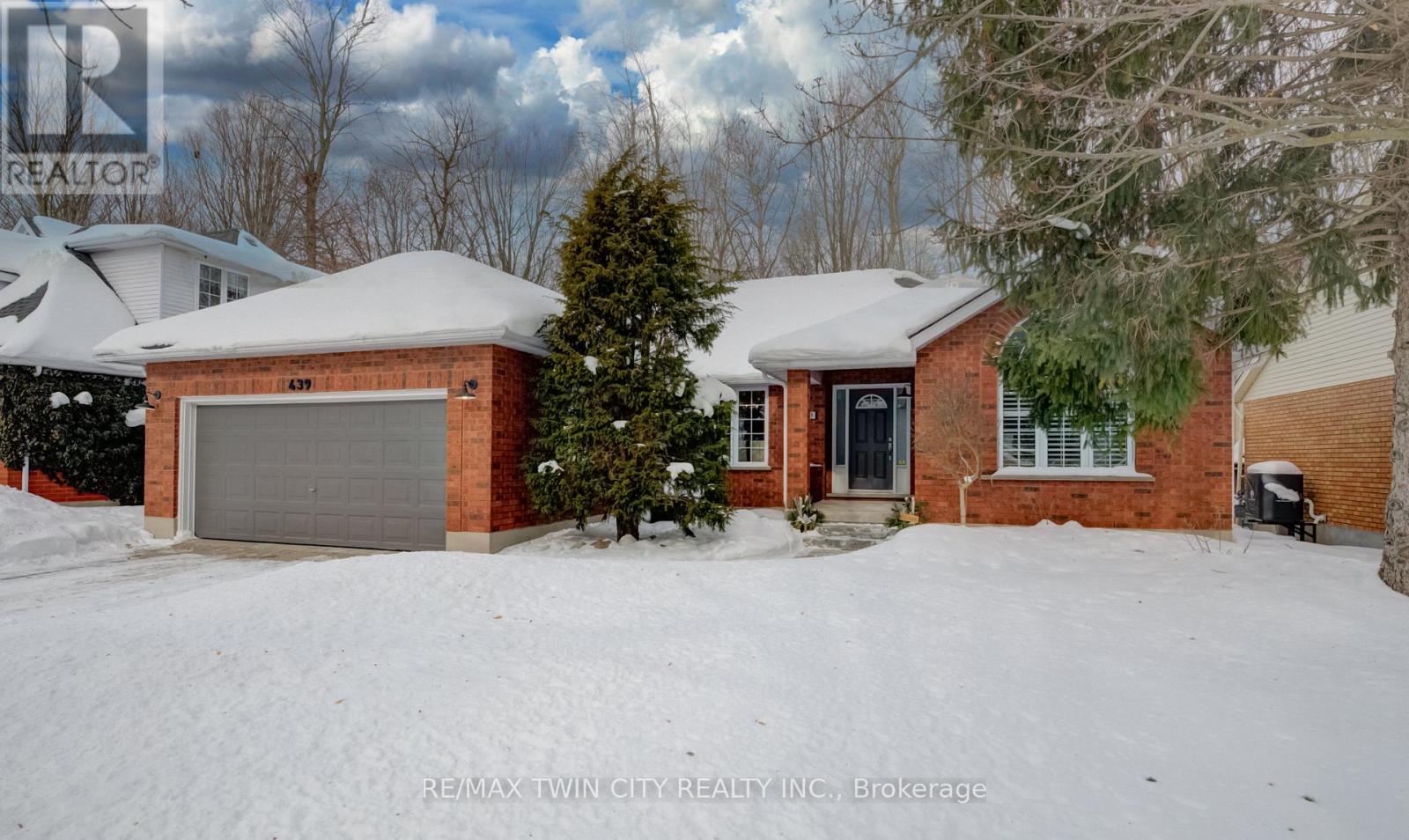 439 Northlake Drive, Waterloo, Ontario  N2V 1Y6 - Photo 2 - X12778274