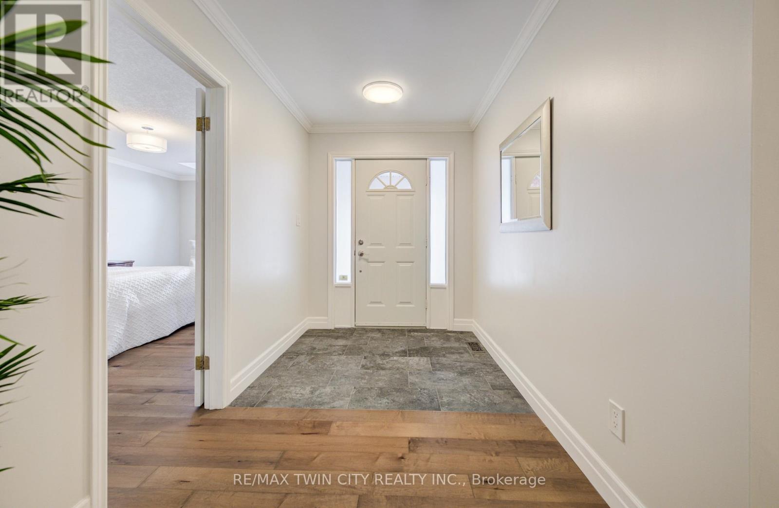 439 Northlake Drive, Waterloo, Ontario  N2V 1Y6 - Photo 3 - X12778274