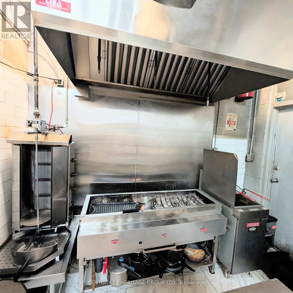 559 Steven Court, Newmarket (Stonehaven-Wyndham), Ontario  L3Y 6Z3 - Photo 9 - N12773864