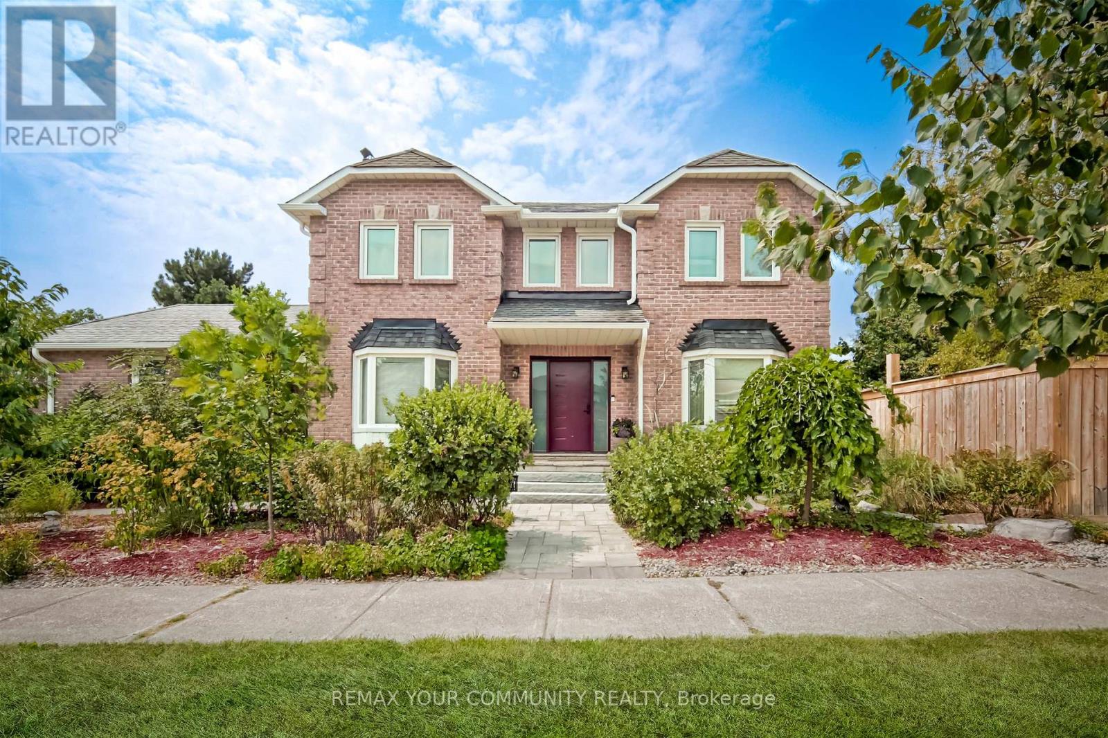 2 Kirkland Court, Richmond Hill, Ontario  L4C 9J1 - Photo 2 - N12778380