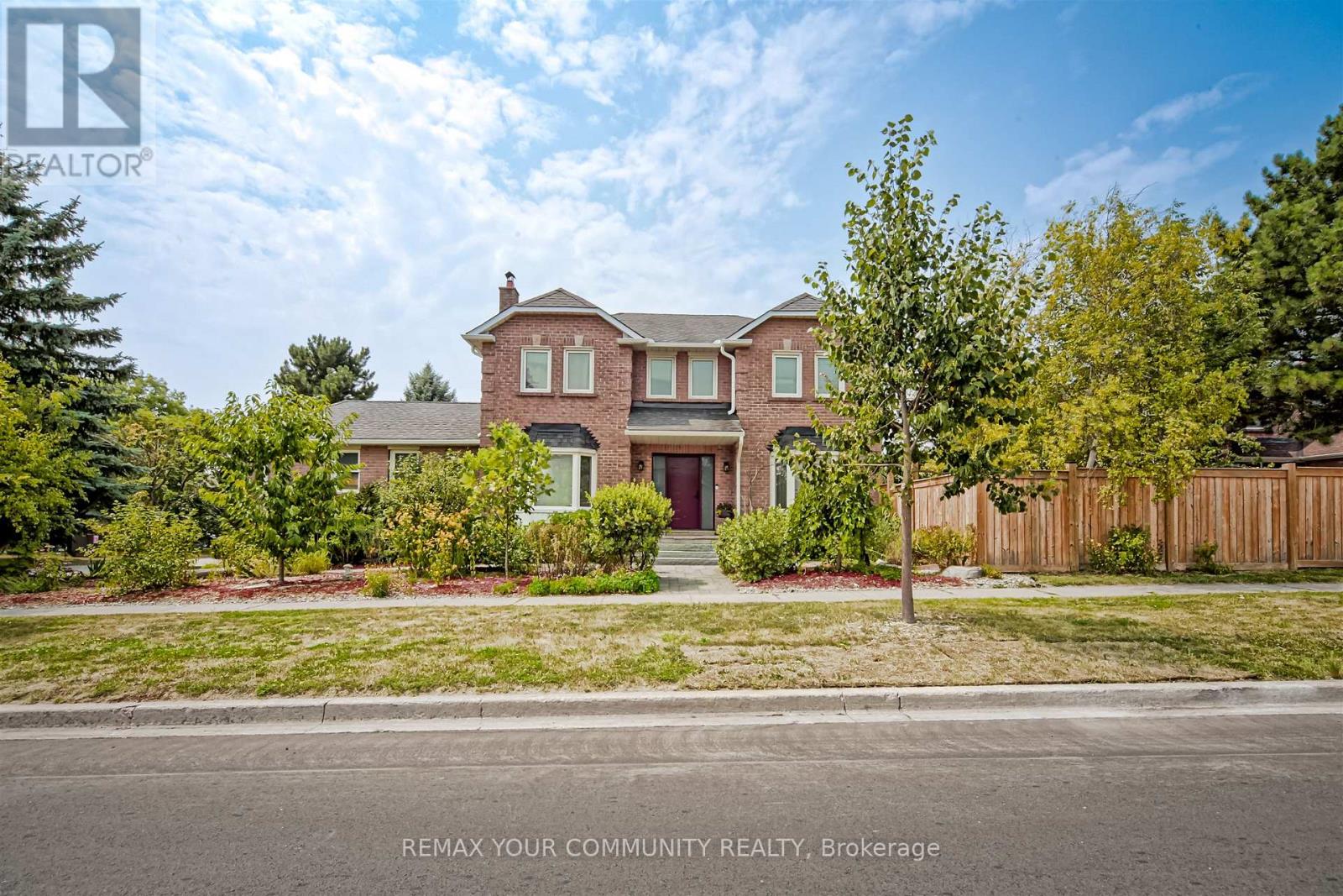 2 Kirkland Court, Richmond Hill, Ontario  L4C 9J1 - Photo 4 - N12778380