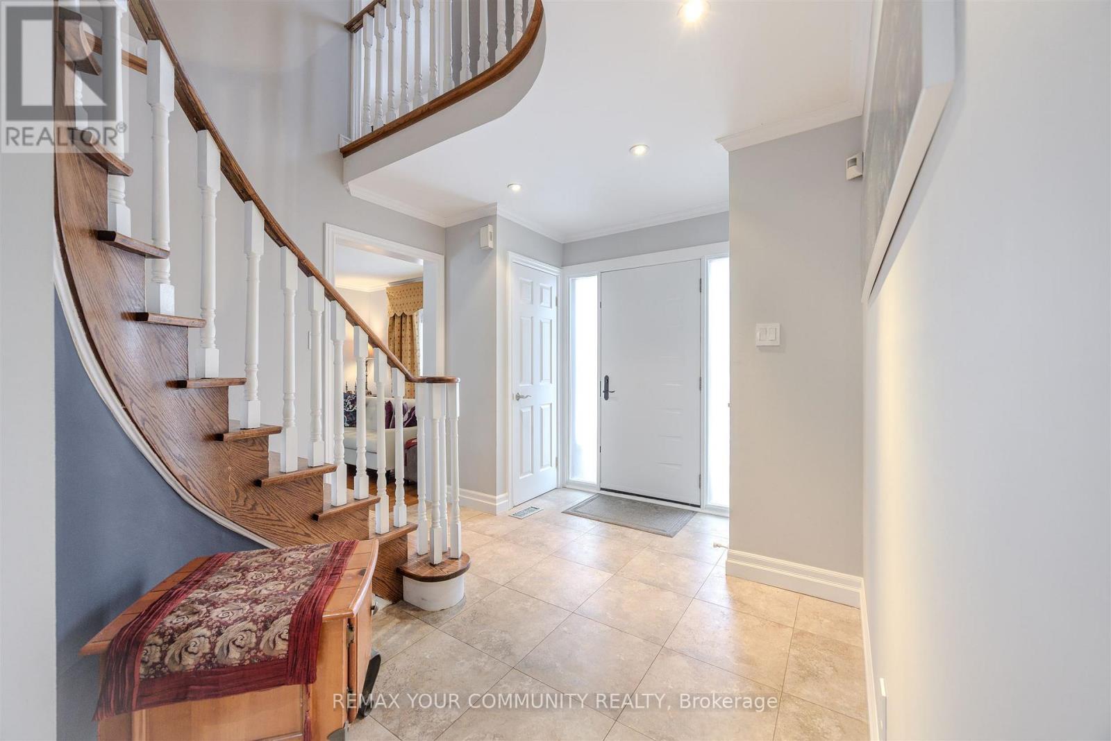 2 Kirkland Court, Richmond Hill, Ontario  L4C 9J1 - Photo 5 - N12778380