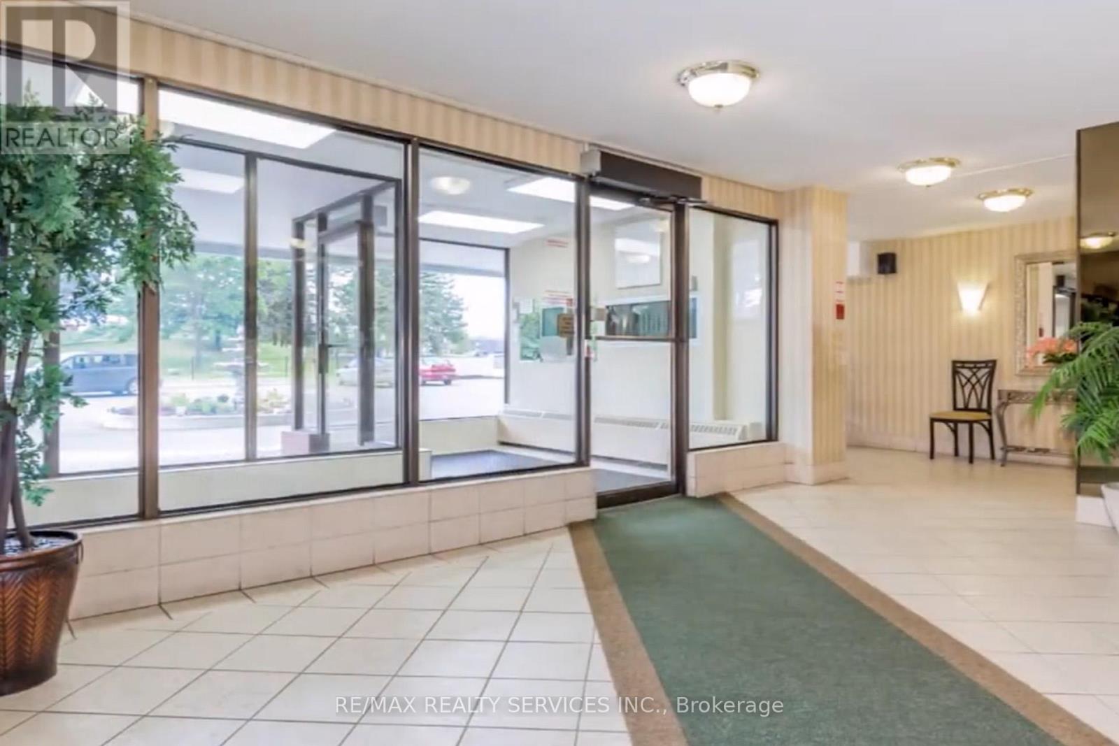 304 - 18 Knightsbridge Road, Brampton, Ontario  L6T 3X5 - Photo 3 - W12778334