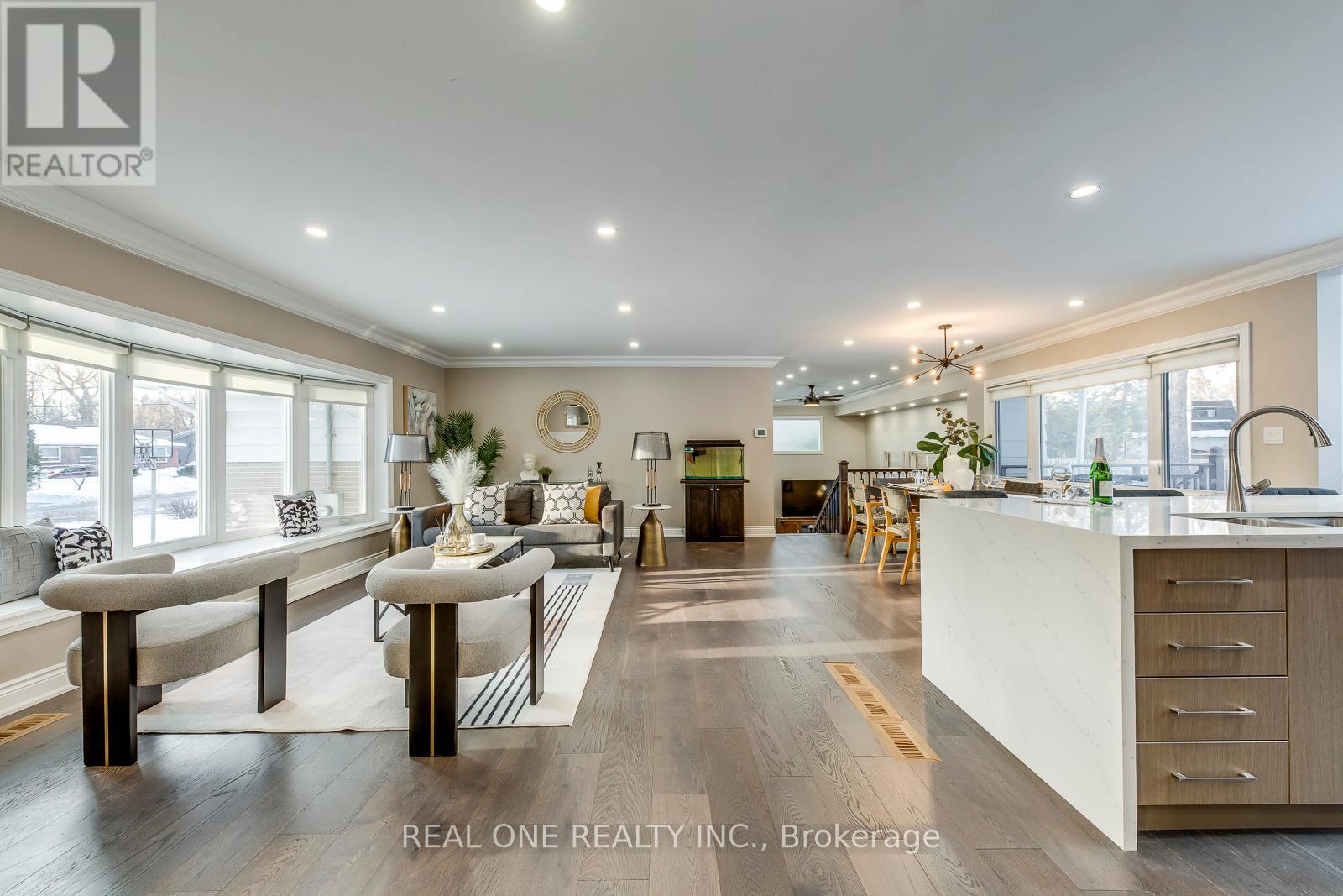 1399 Chriseden Drive, Mississauga, Ontario  L5H 1V1 - Photo 4 - W12778442