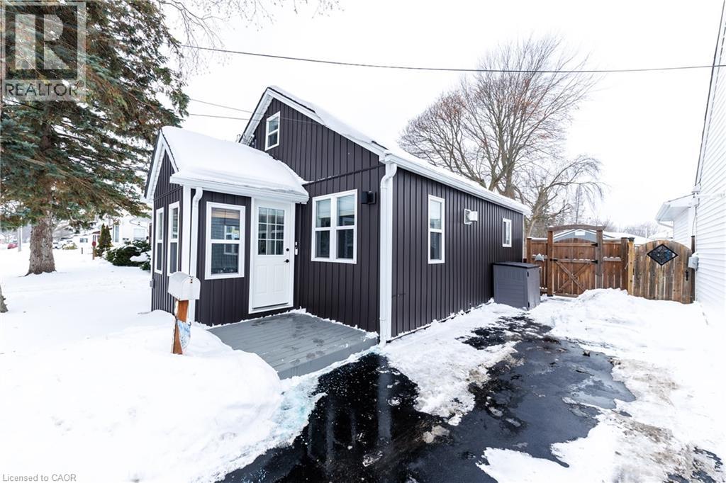 826 Pine Street, Dunnville, Ontario  N1A 2M5 - Photo 2 - 40802929