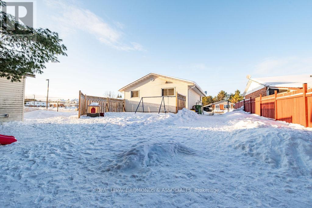 31 Herman Street, Petawawa, Ontario  K8H 1W1 - Photo 7 - X12778486
