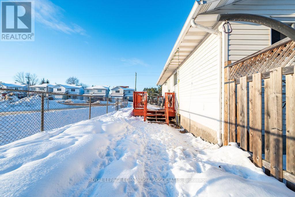 31 Herman Street, Petawawa, Ontario  K8H 1W1 - Photo 8 - X12778486