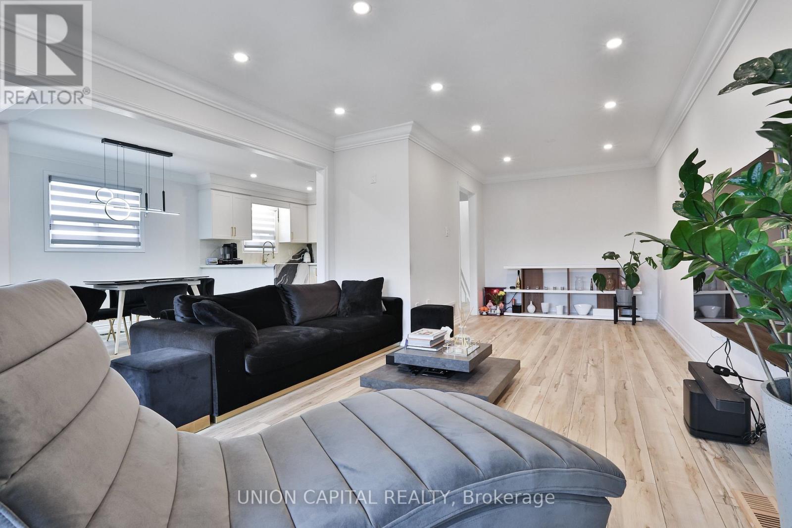 21 Avon Crescent, Vaughan, Ontario  L4L 1H4 - Photo 4 - N12778654