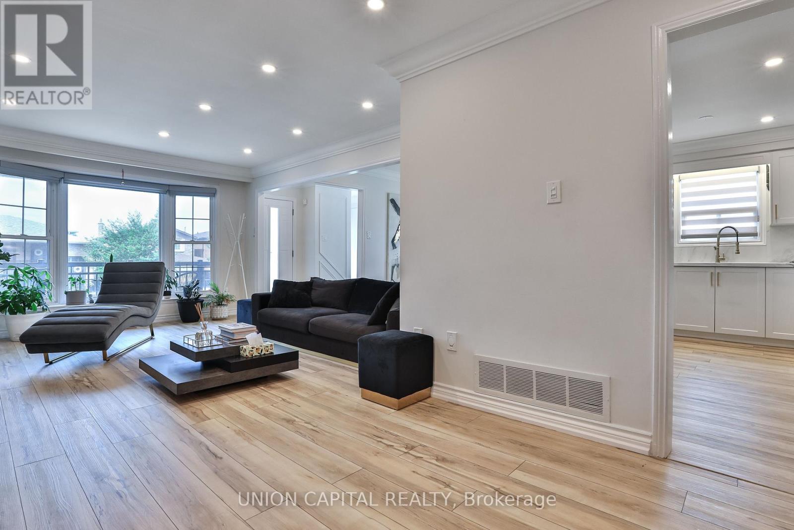 21 Avon Crescent, Vaughan, Ontario  L4L 1H4 - Photo 5 - N12778654