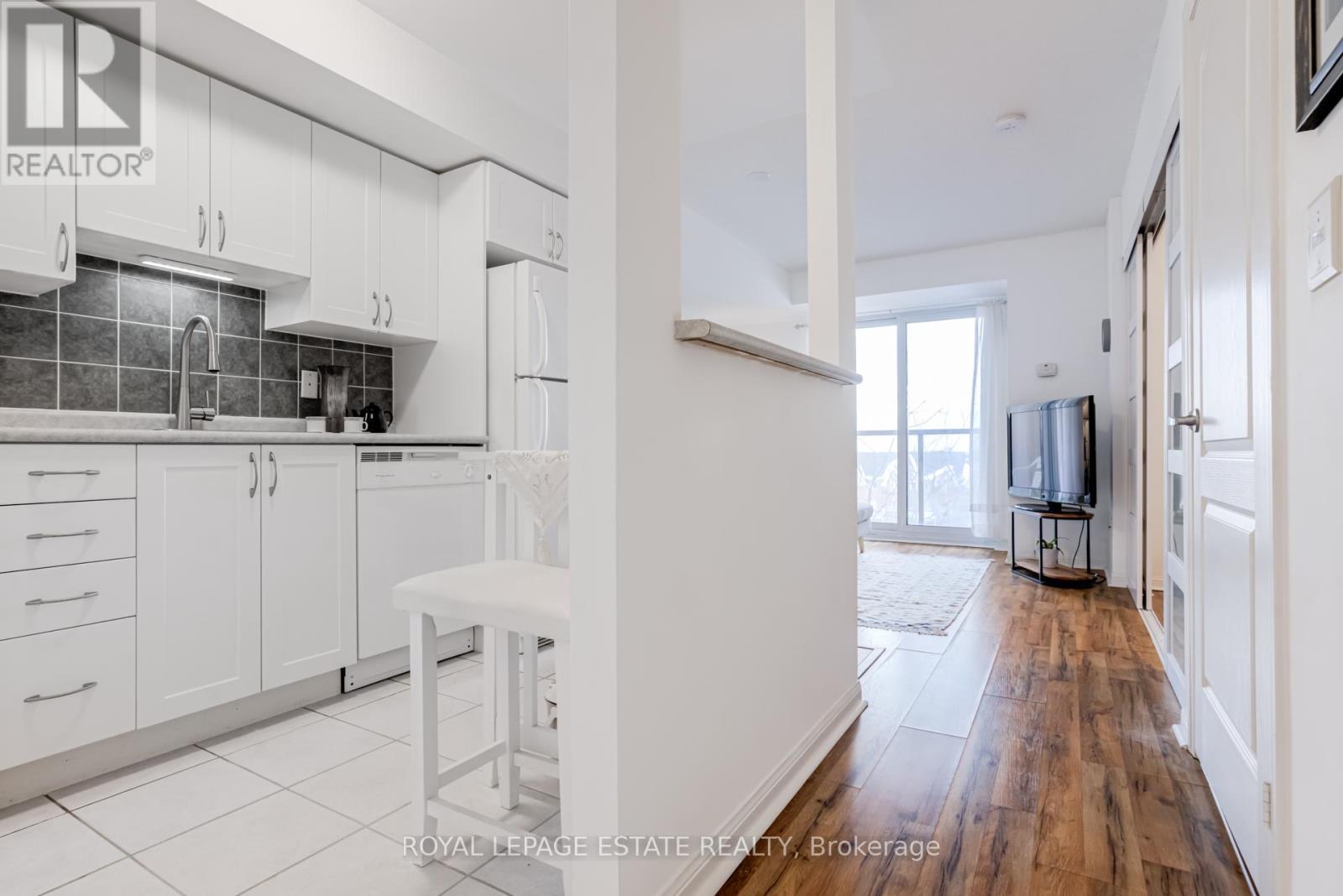 405 - 4 Elsinore Path, Toronto (New Toronto), Ontario  M8V 4G7 - Photo 6 - W12778466