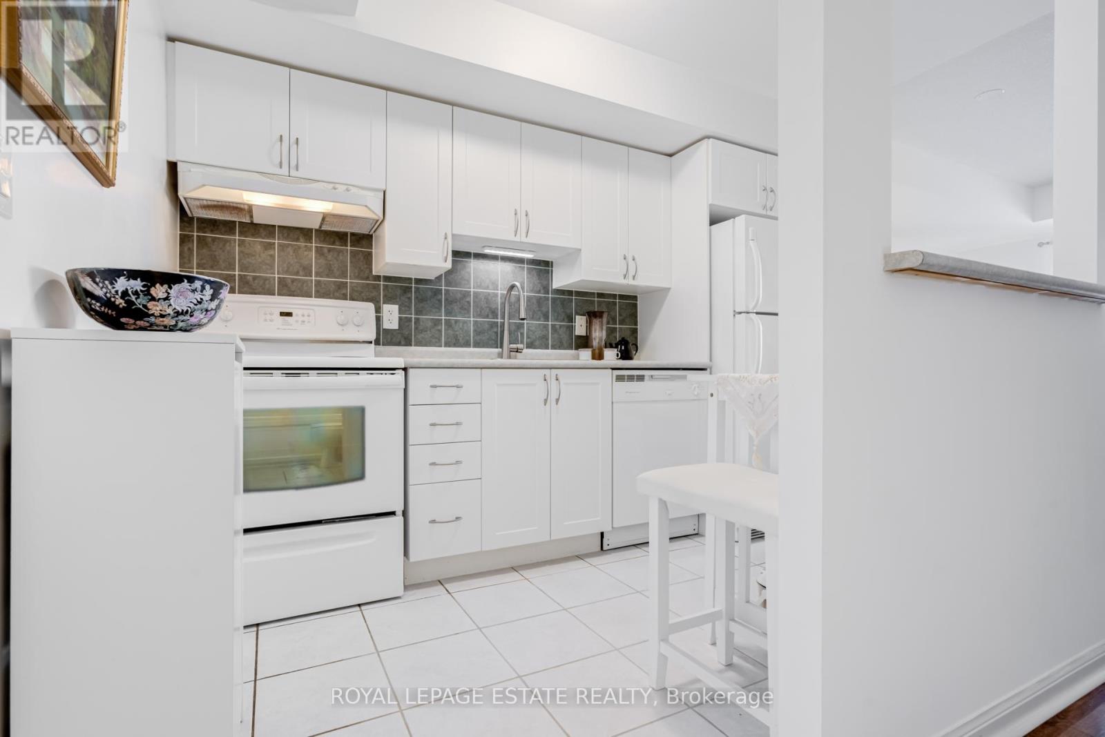 405 - 4 Elsinore Path, Toronto (New Toronto), Ontario  M8V 4G7 - Photo 7 - W12778466