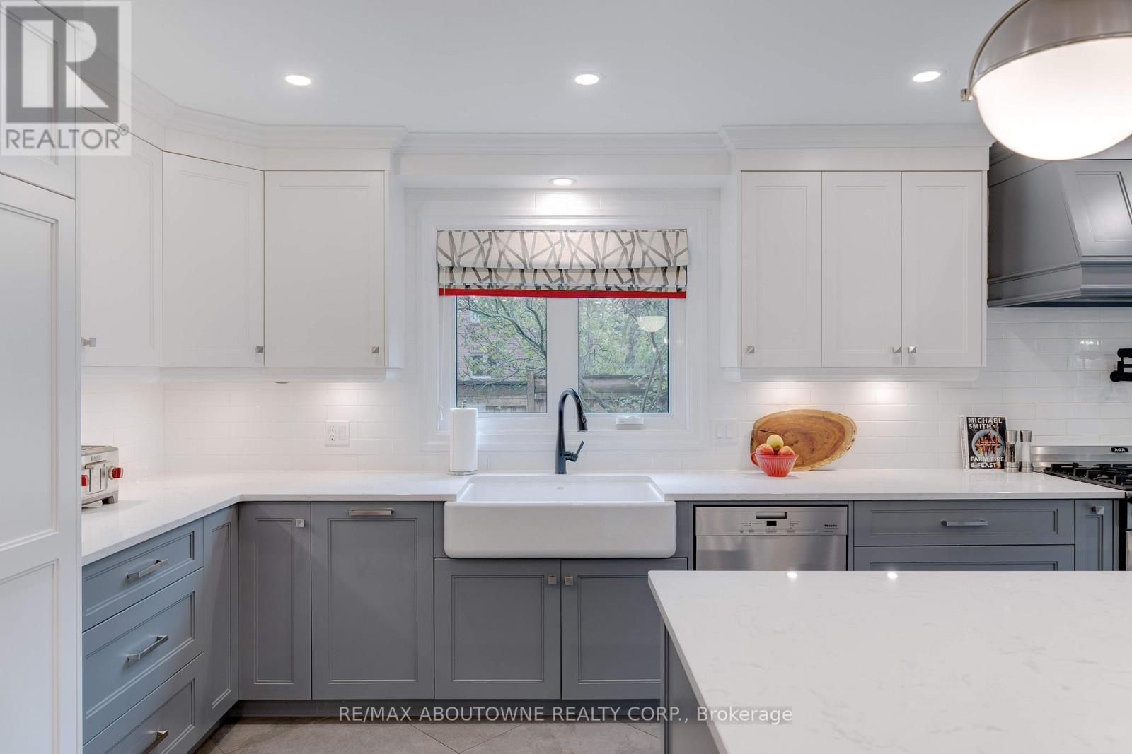 1586 Heritage Way, Oakville, Ontario  L6M 2Z5 - Photo 12 - W12778524