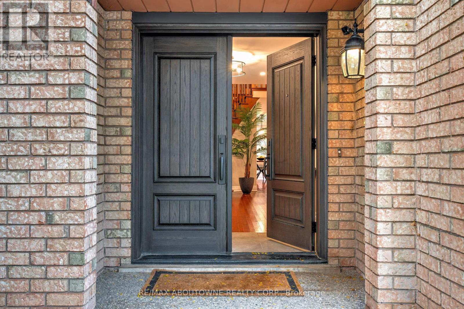 1586 Heritage Way, Oakville, Ontario  L6M 2Z5 - Photo 4 - W12778524