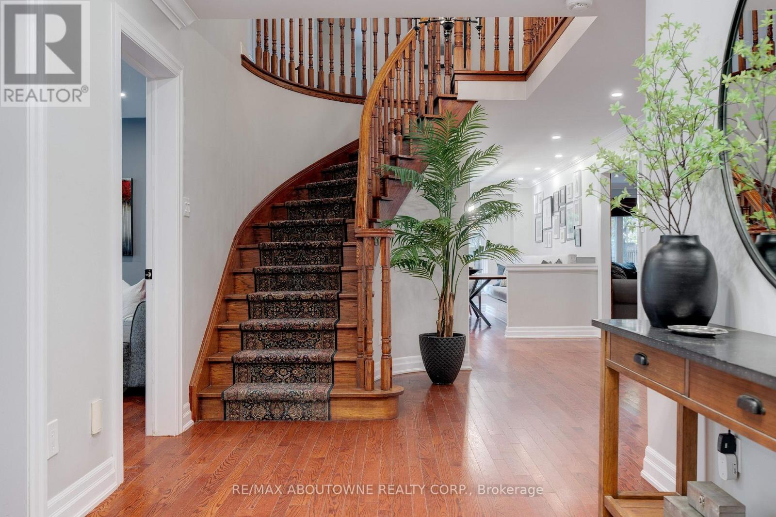 1586 Heritage Way, Oakville, Ontario  L6M 2Z5 - Photo 6 - W12778524