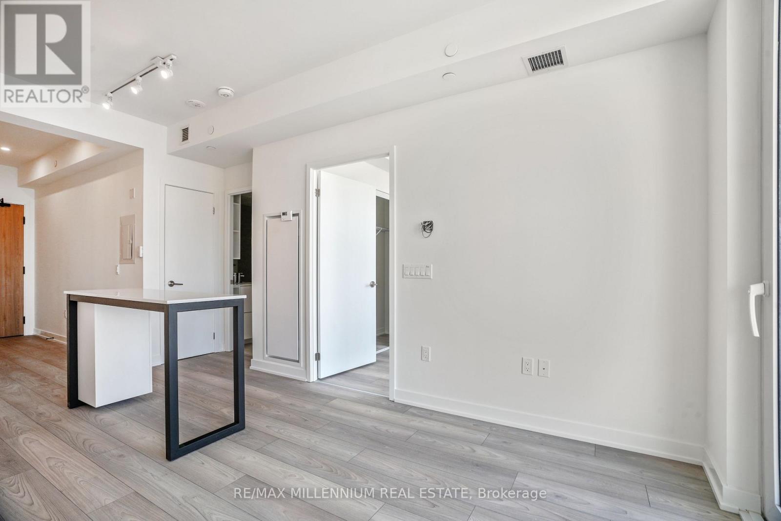 1107 - 1 Fairview Road E, Mississauga, Ontario  L5A 4C6 - Photo 2 - W12778530