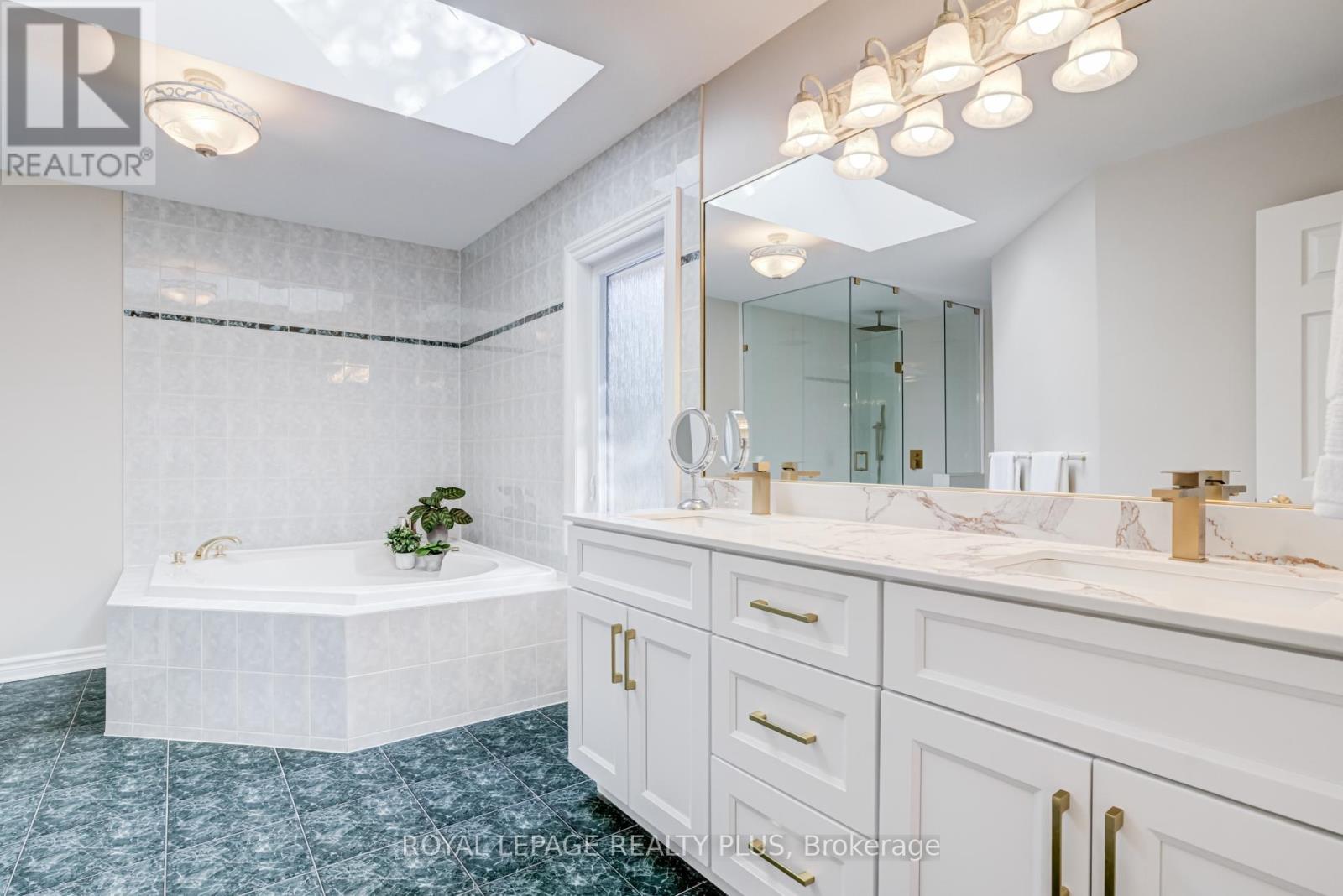 2530 Jarvis Street, Mississauga, Ontario  L5C 2P6 - Photo 26 - W12778592