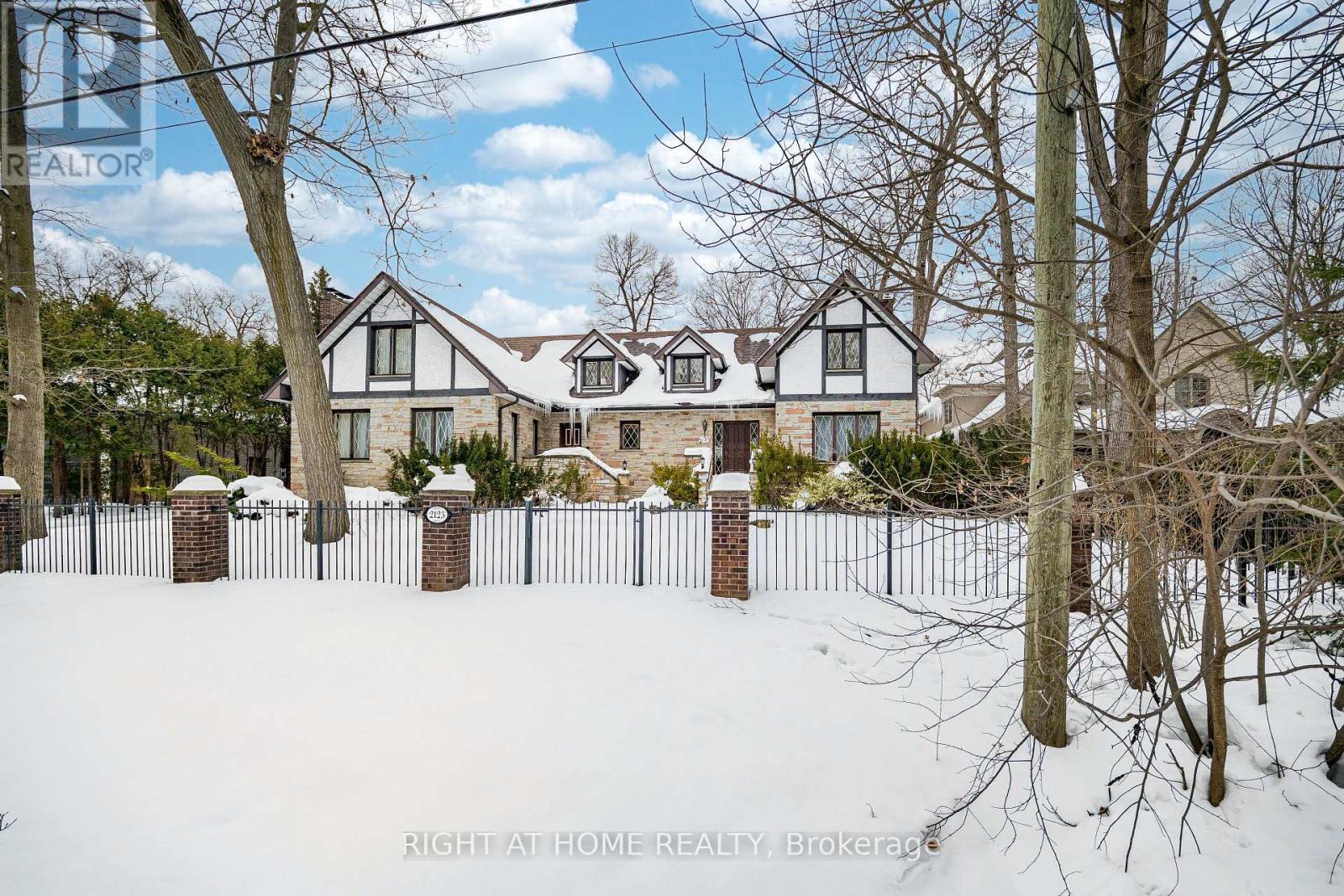 2123 Gordon Drive, Mississauga, Ontario  L5B 1S6 - Photo 3 - W12778616