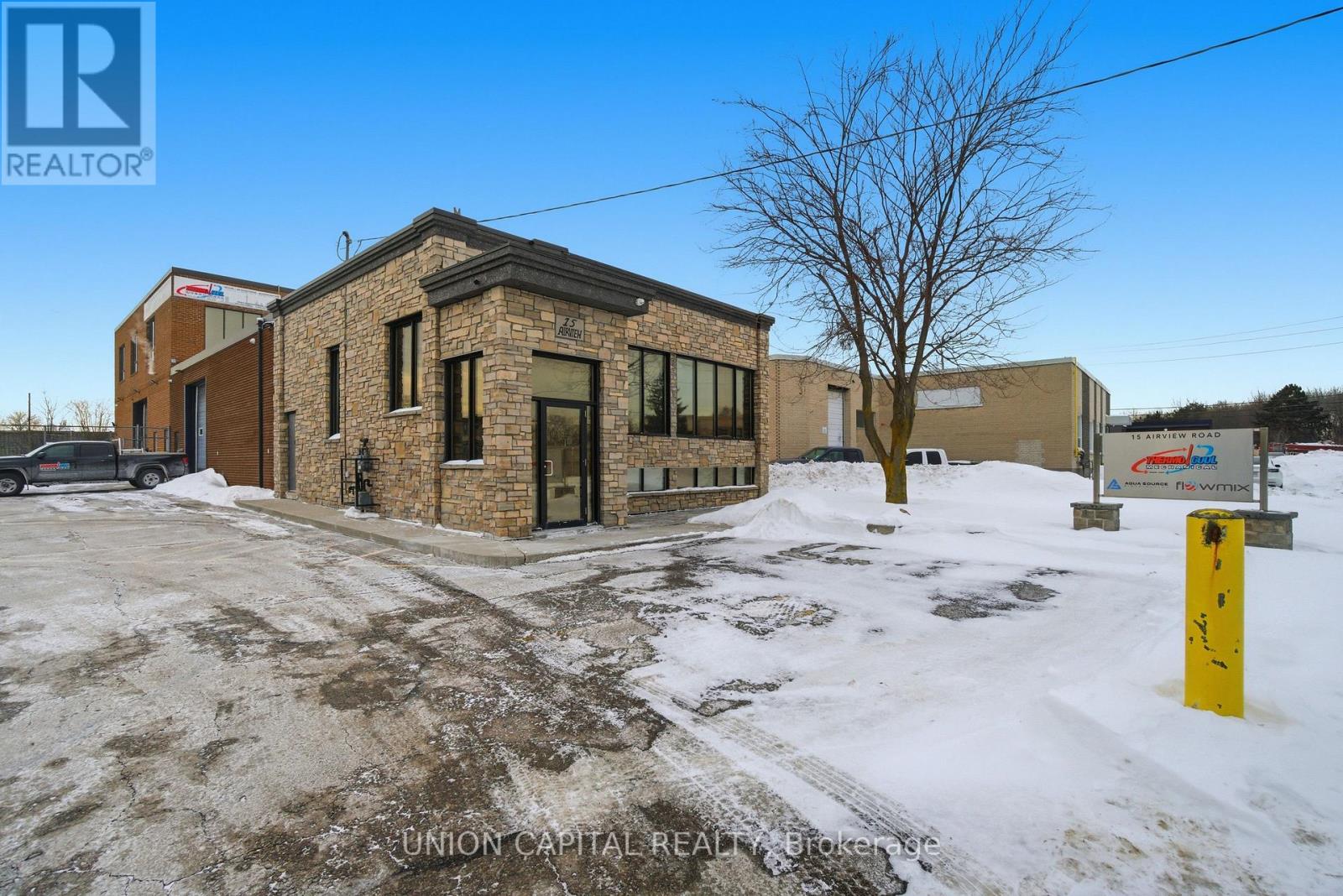 15 Airview Road, Toronto (West Humber-Clairville), Ontario  M9W 4P1 - Photo 3 - W12778666