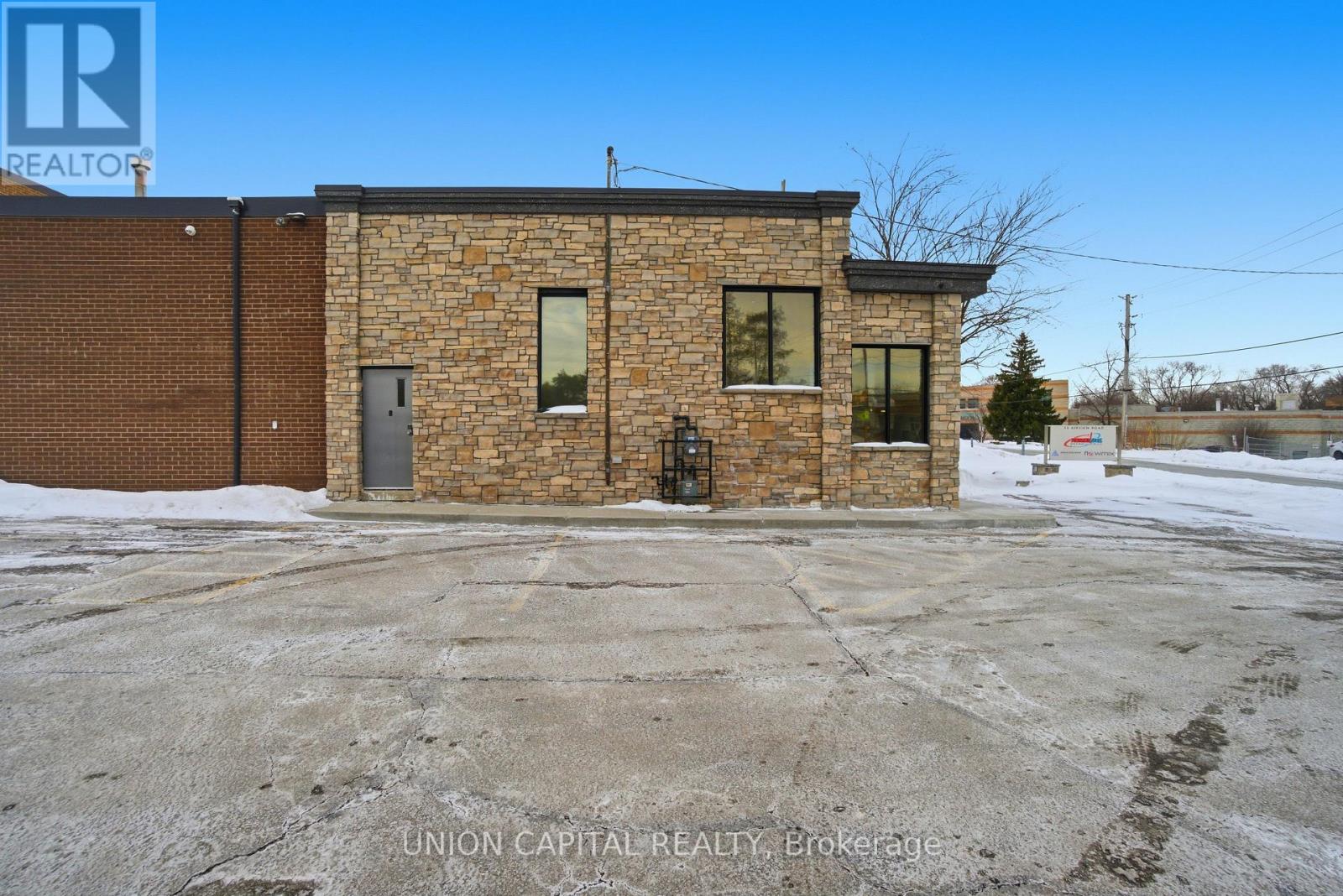 15 Airview Road, Toronto (West Humber-Clairville), Ontario  M9W 4P1 - Photo 4 - W12778666