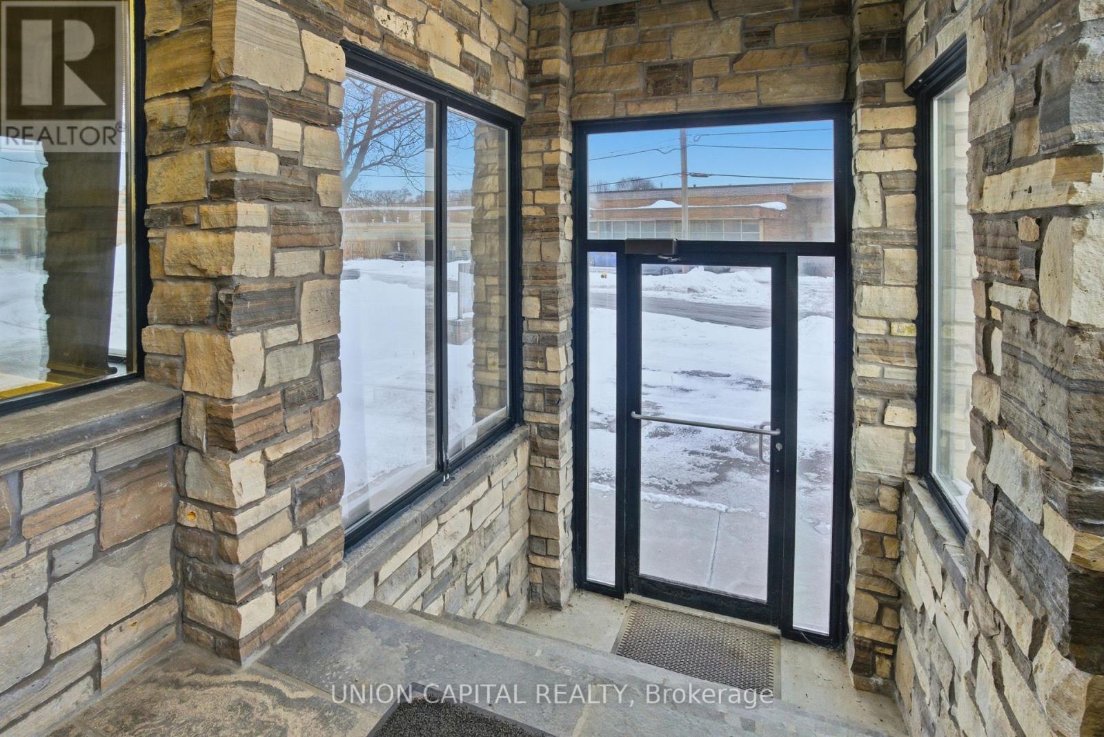 15 Airview Road, Toronto (West Humber-Clairville), Ontario  M9W 4P1 - Photo 6 - W12778666