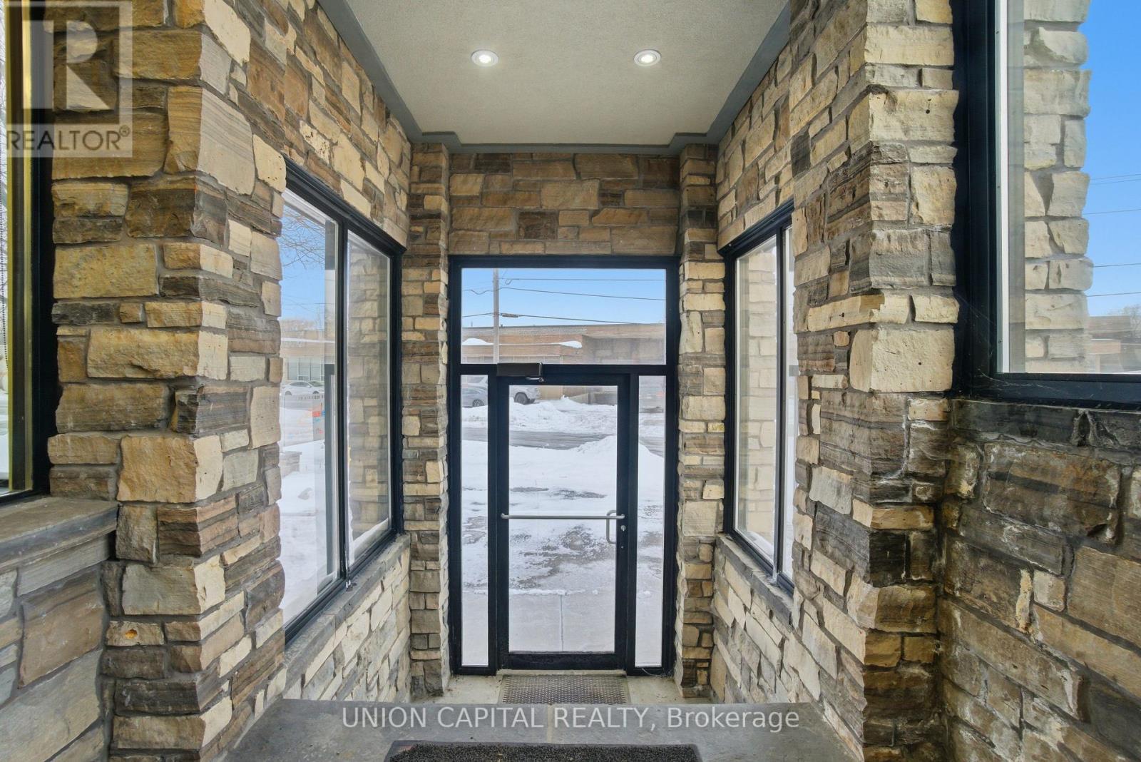 15 Airview Road, Toronto (West Humber-Clairville), Ontario  M9W 4P1 - Photo 7 - W12778666