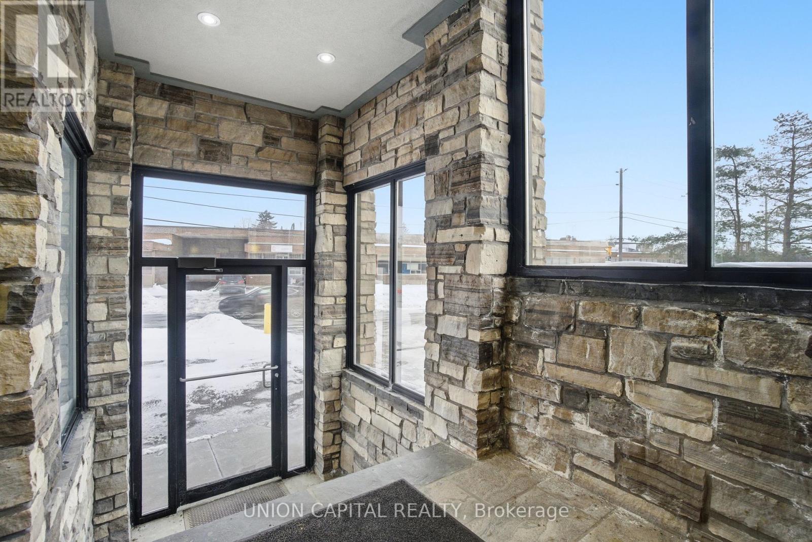 15 Airview Road, Toronto (West Humber-Clairville), Ontario  M9W 4P1 - Photo 8 - W12778666