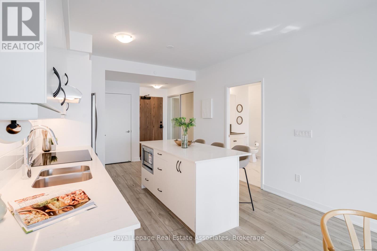 1004 - 1035 Southdown Road, Mississauga, Ontario  L5J 0A3 - Photo 4 - W12778678