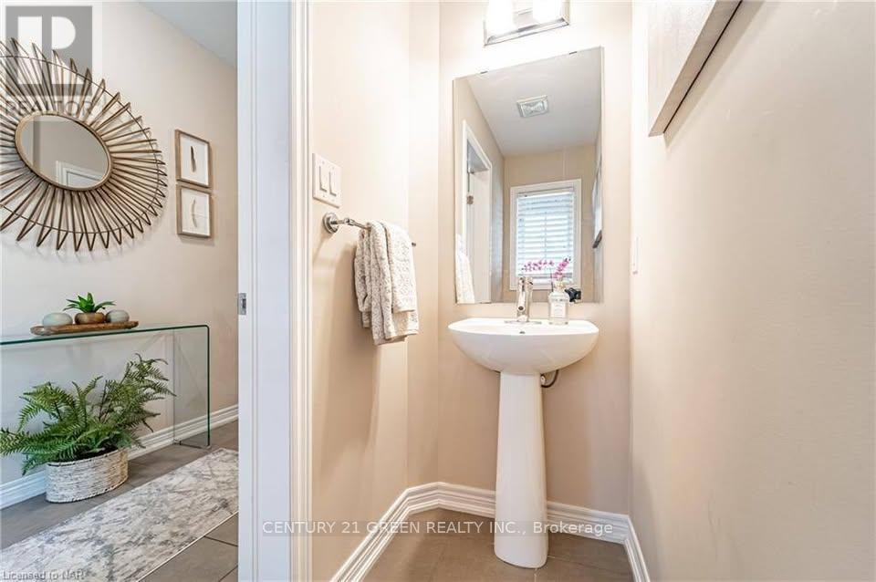 3 - 515 Winston Road, Grimsby (Grimsby Beach), Ontario  L3M 0C8 - Photo 5 - X12778734