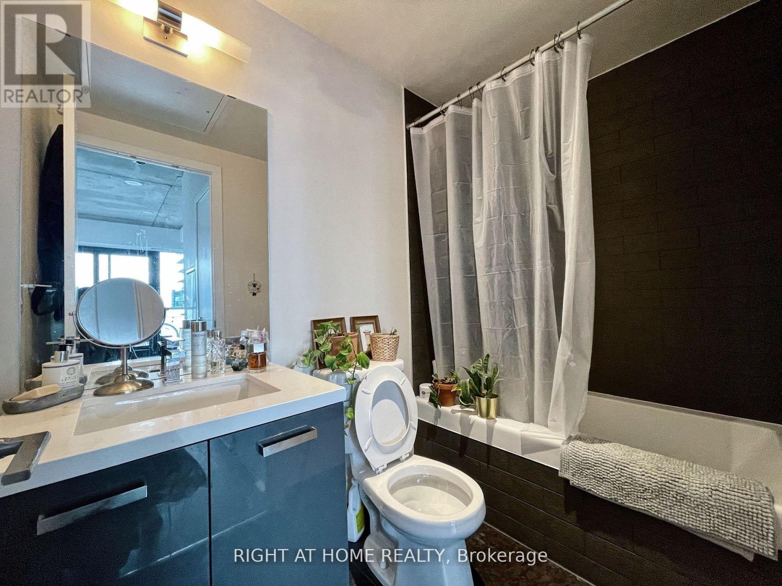 2402 - 11 Charlotte Street, Toronto, Ontario  M5V 2H5 - Photo 10 - C12778848