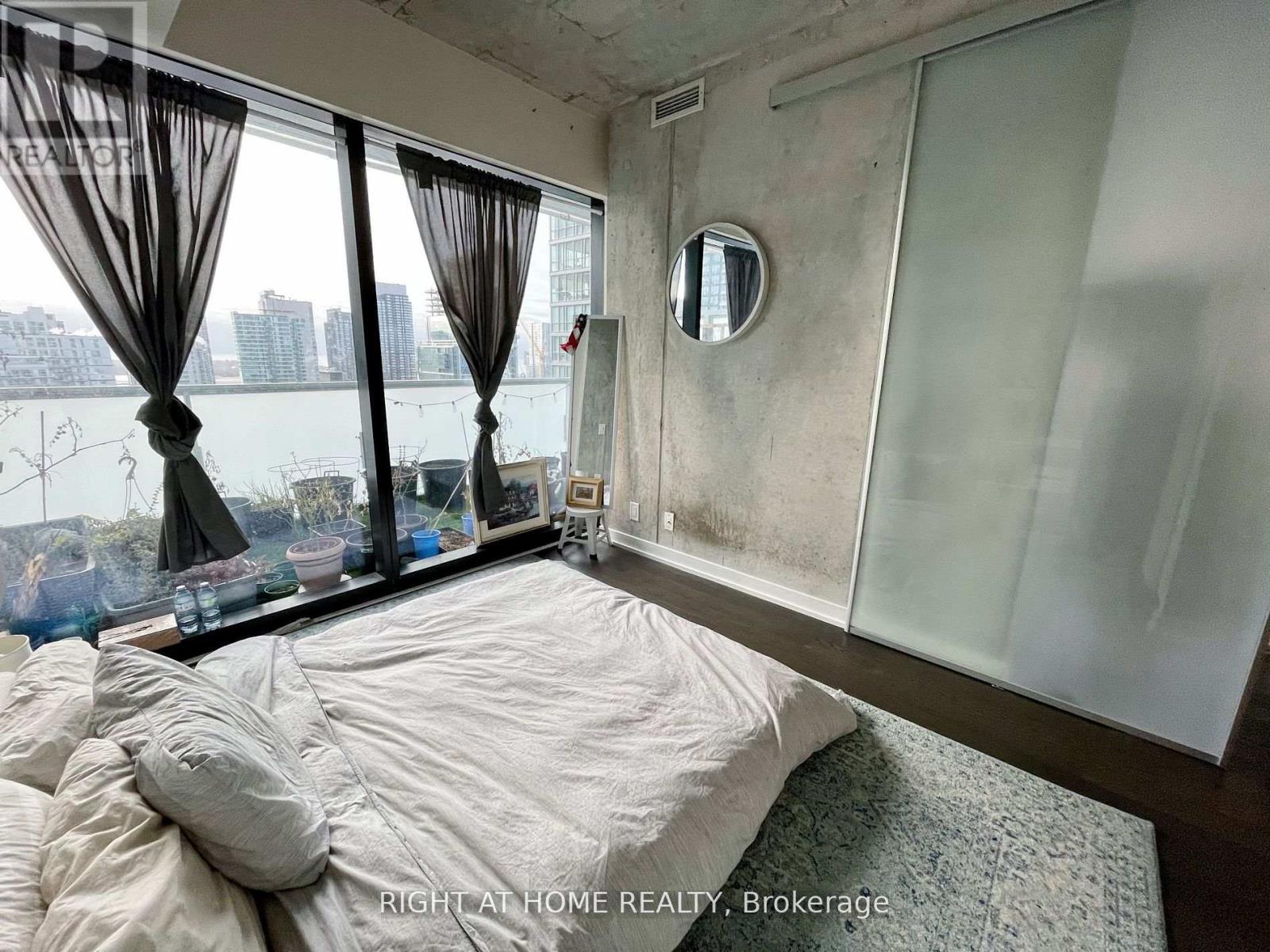 2402 - 11 Charlotte Street, Toronto, Ontario  M5V 2H5 - Photo 11 - C12778848