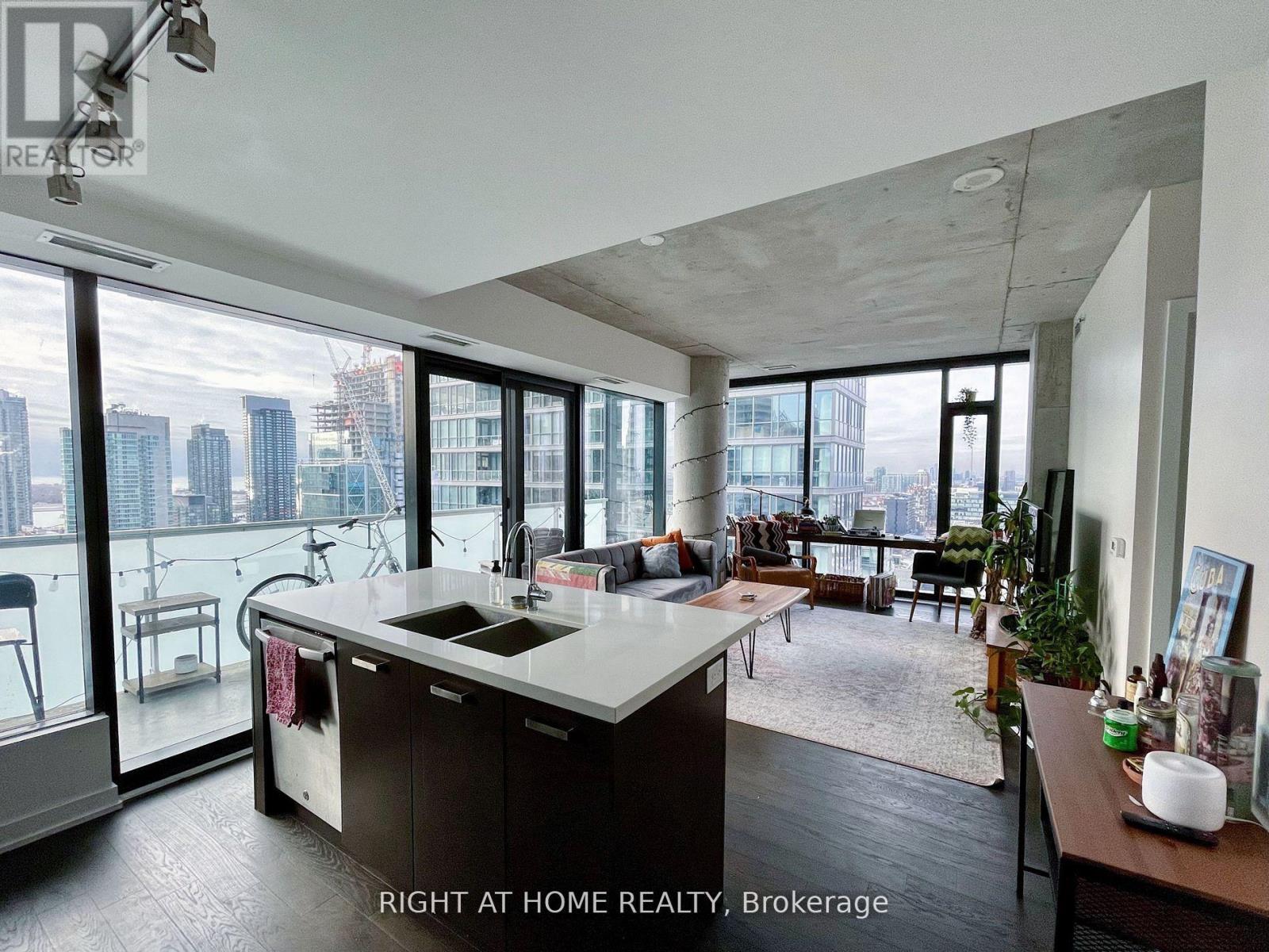 2402 - 11 Charlotte Street, Toronto, Ontario  M5V 2H5 - Photo 3 - C12778848