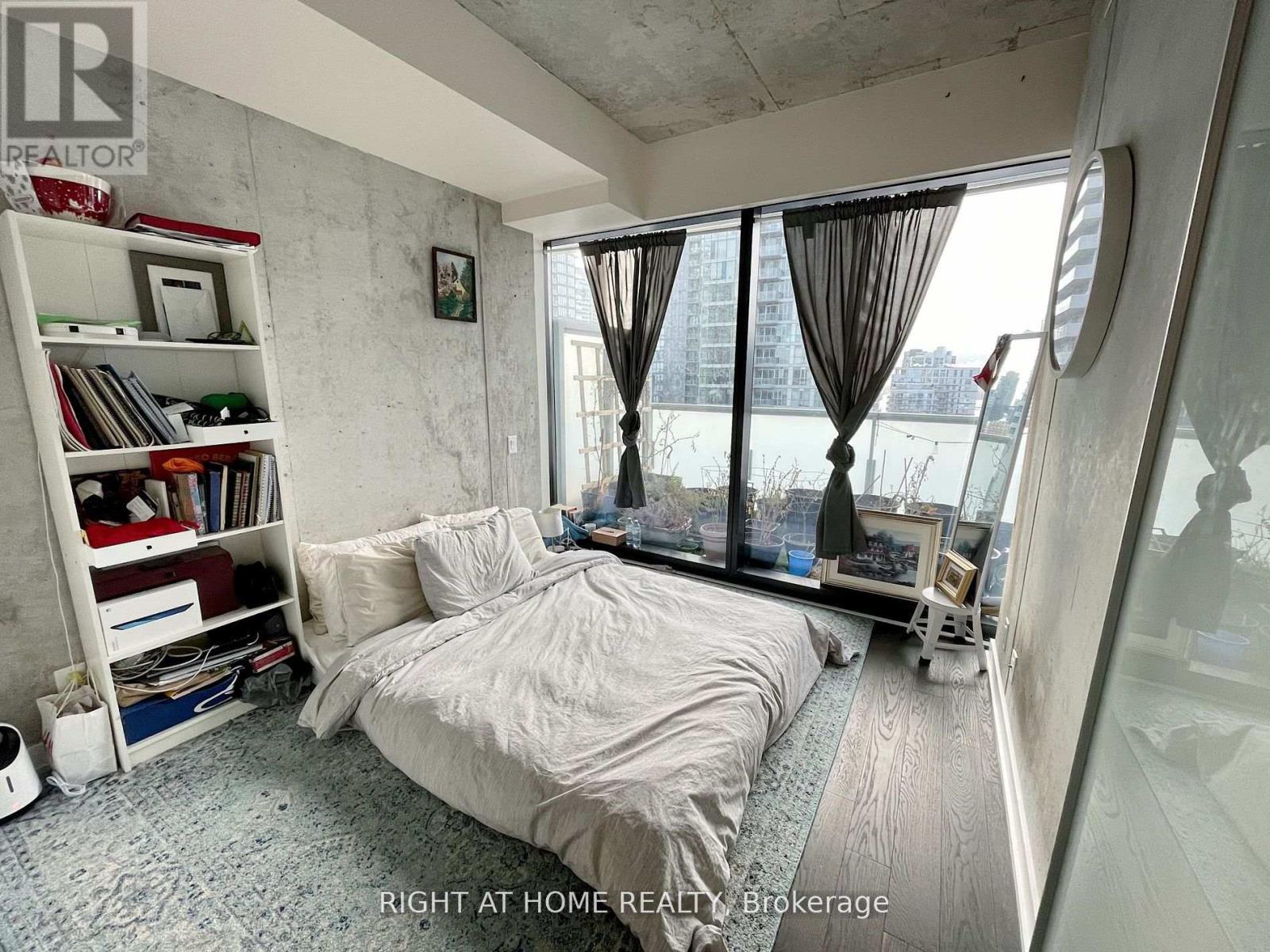 2402 - 11 Charlotte Street, Toronto, Ontario  M5V 2H5 - Photo 6 - C12778848