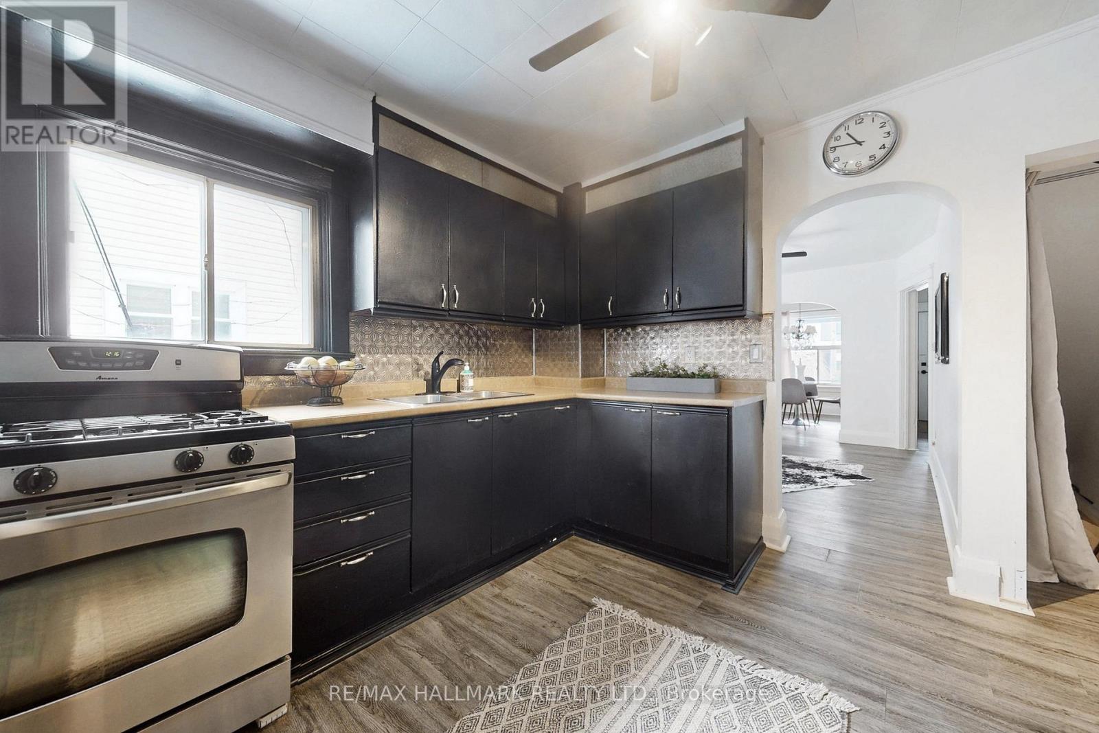 39 Hiltz Avenue, Toronto, Ontario  M4L 2N6 - Photo 14 - E12778858