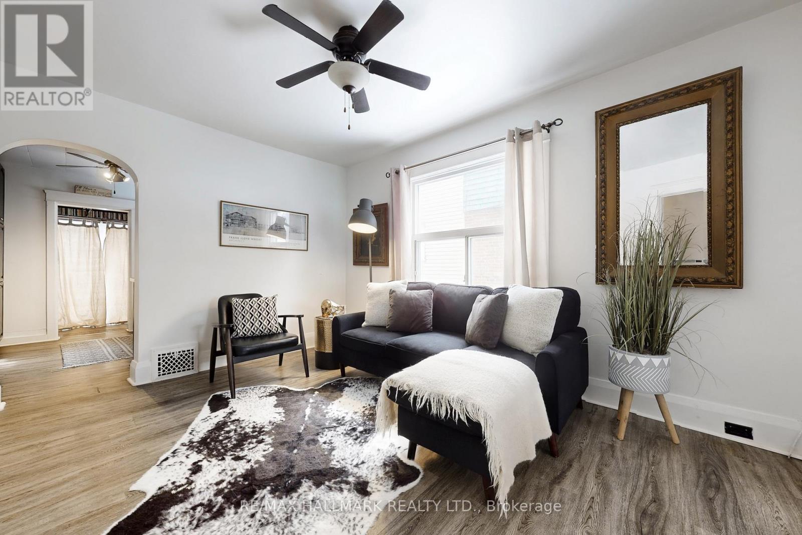 39 Hiltz Avenue, Toronto, Ontario  M4L 2N6 - Photo 5 - E12778858