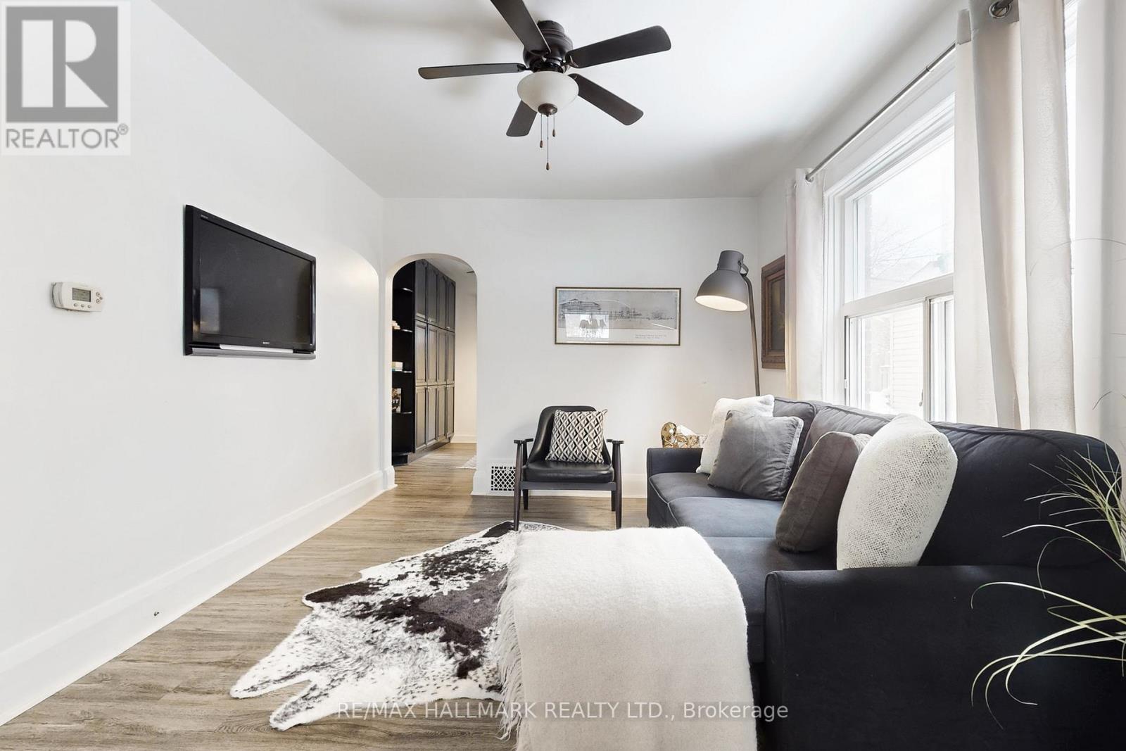 39 Hiltz Avenue, Toronto, Ontario  M4L 2N6 - Photo 7 - E12778858