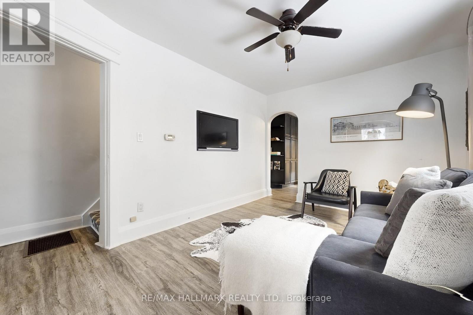 39 Hiltz Avenue, Toronto, Ontario  M4L 2N6 - Photo 9 - E12778858