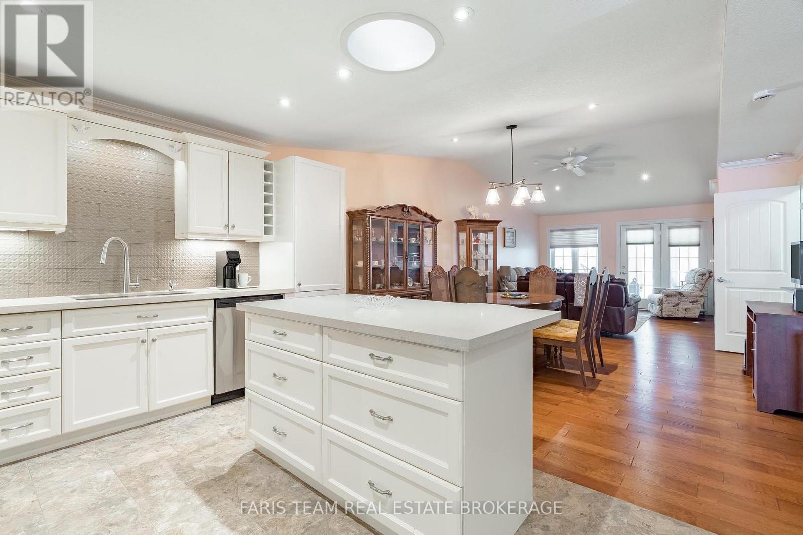 189 Greenway Drive, Wasaga Beach, Ontario  L9Z 0E6 - Photo 8 - S12745400