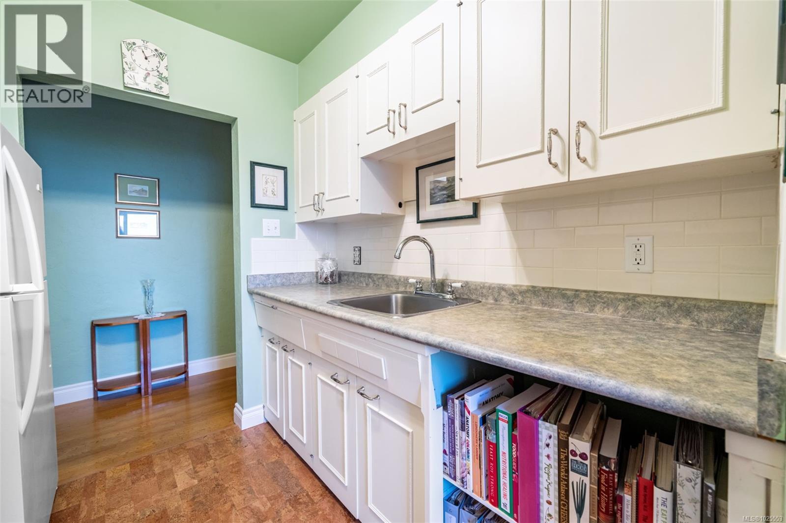 305 1270 Beach Dr, Oak Bay, British Columbia  V8S 2N3 - Photo 6 - 1025553