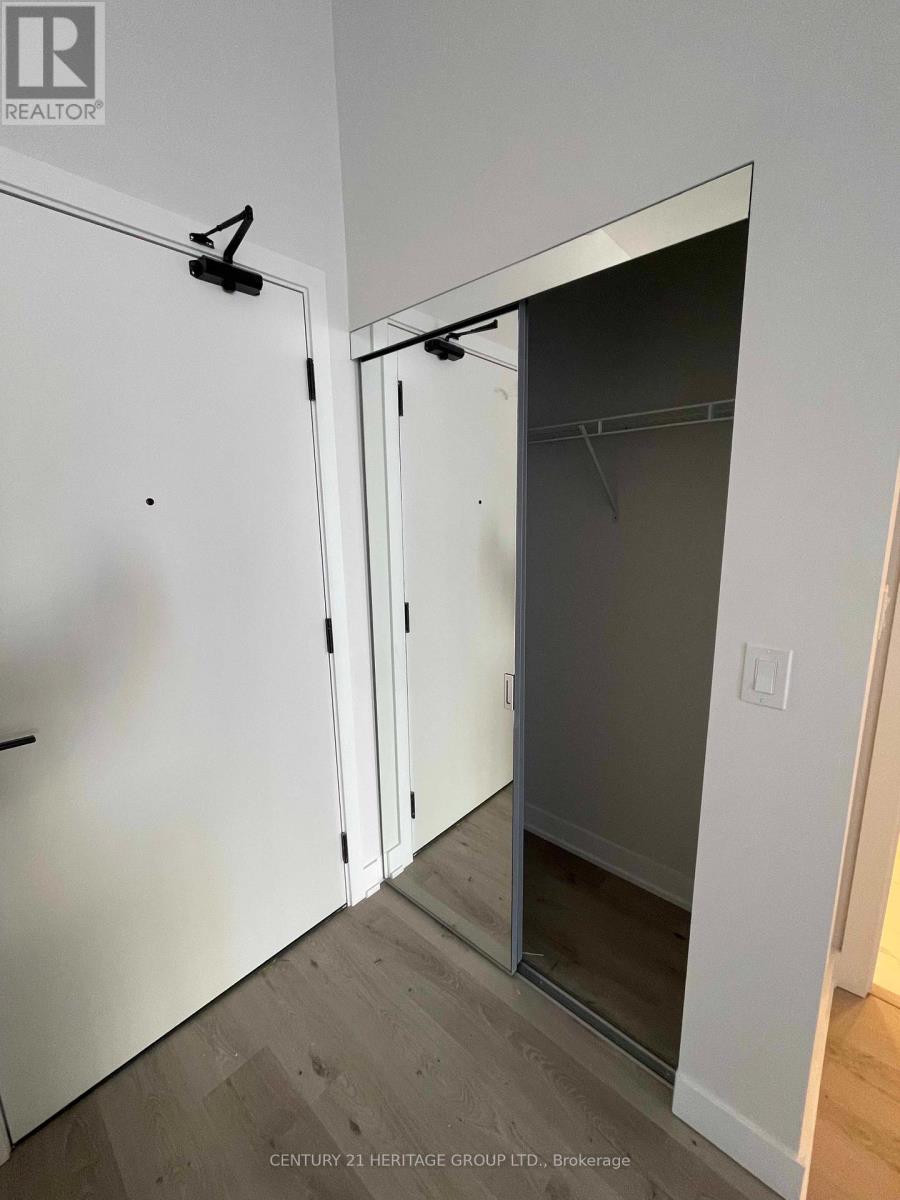 420 - 430 Square One Drive, Mississauga, Ontario  L5B 0L6 - Photo 2 - W12778764