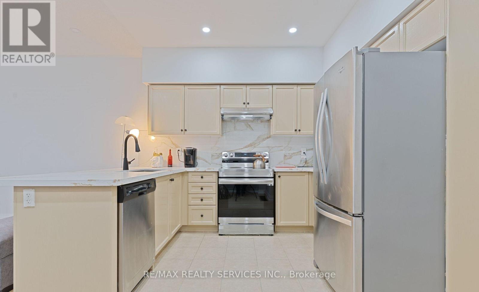 107 Frenchpark Circle, Brampton, Ontario  L6X 0Y5 - Photo 9 - W12778780