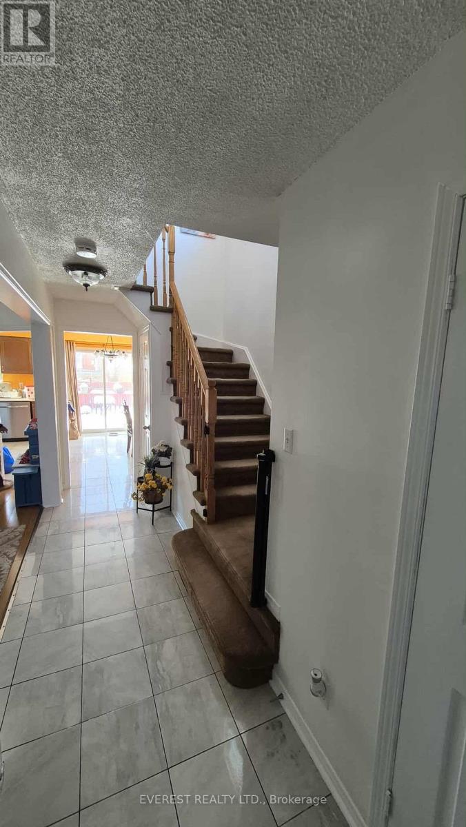 124 Desert Sand Drive, Brampton, Ontario  L6R 1P9 - Photo 3 - W12778786