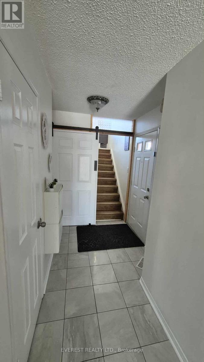 124 Desert Sand Drive, Brampton, Ontario  L6R 1P9 - Photo 4 - W12778786