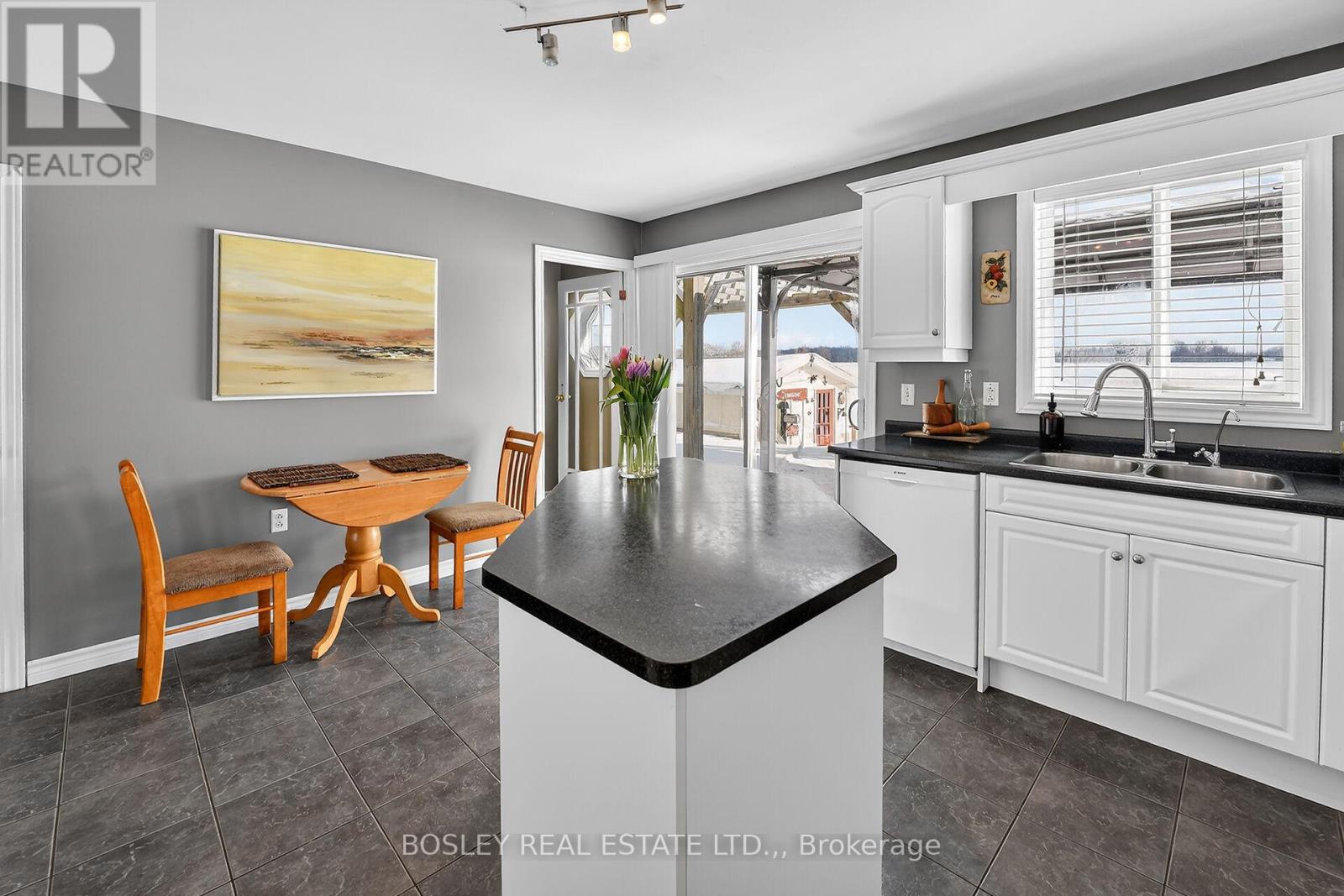 910 Holloway Bay Road, Fort Erie (Mulgrave), Ontario  L0S 1N0 - Photo 12 - X12779094