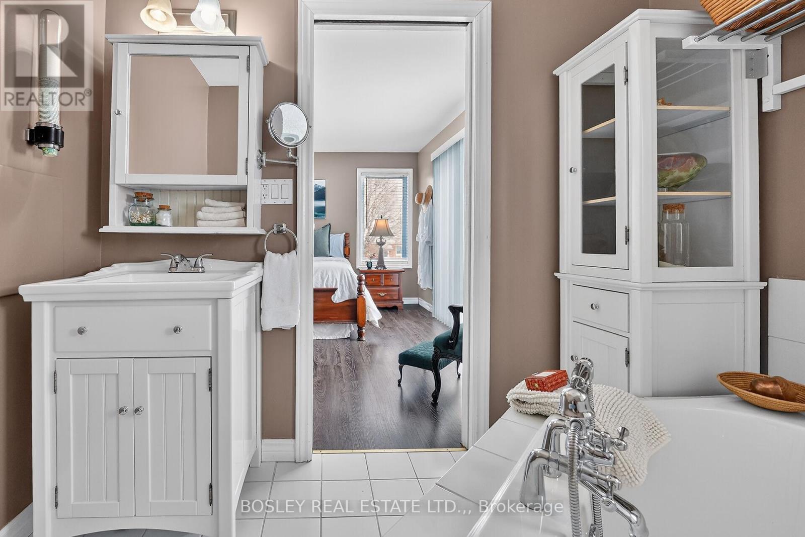 910 Holloway Bay Road, Fort Erie (Mulgrave), Ontario  L0S 1N0 - Photo 22 - X12779094