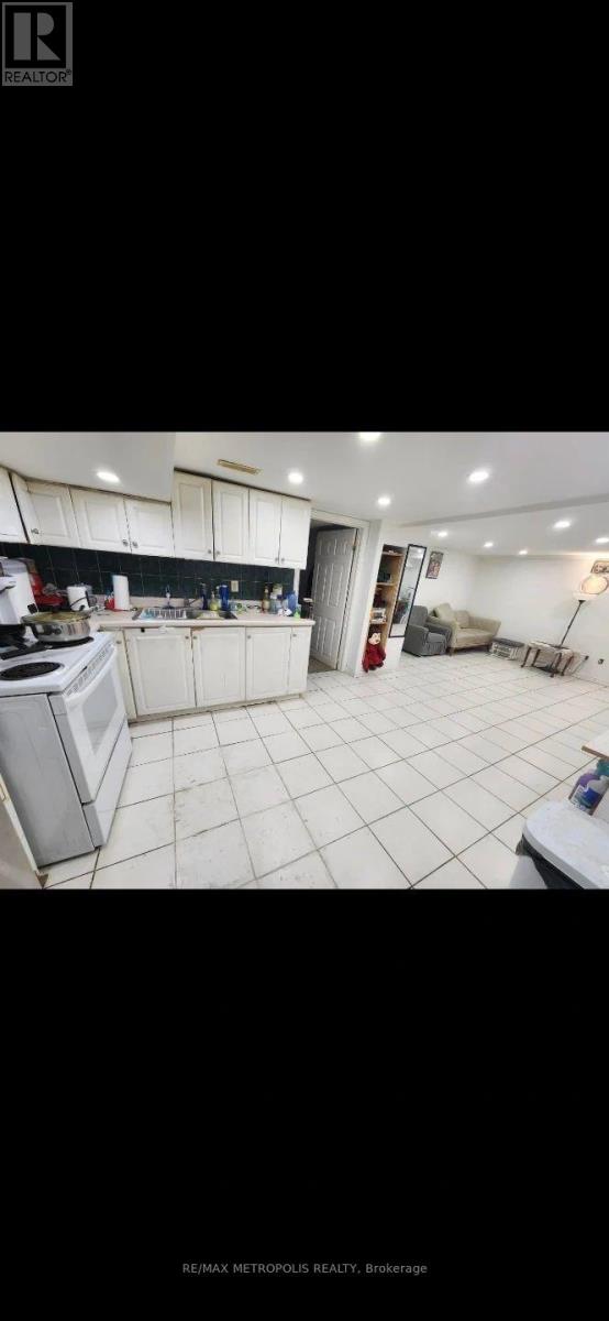 Bsmt - 3244 Lawrence Avenue E, Toronto, Ontario  M1H 1A4 - Photo 4 - E12779046