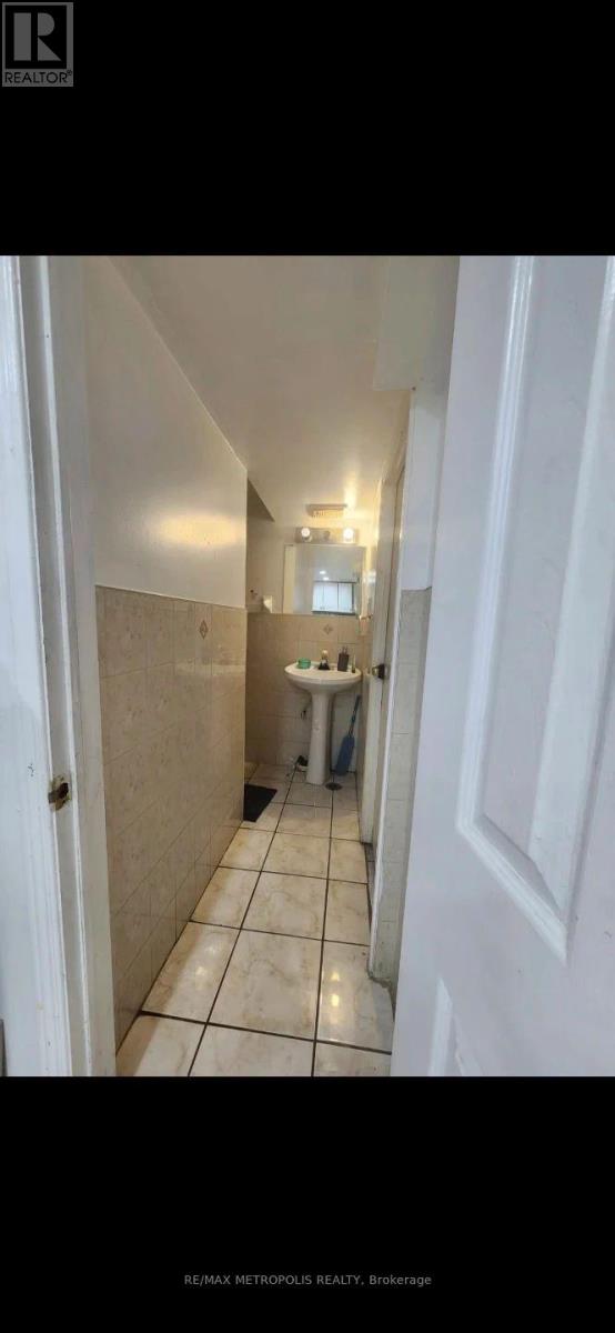 Bsmt - 3244 Lawrence Avenue E, Toronto, Ontario  M1H 1A4 - Photo 5 - E12779046