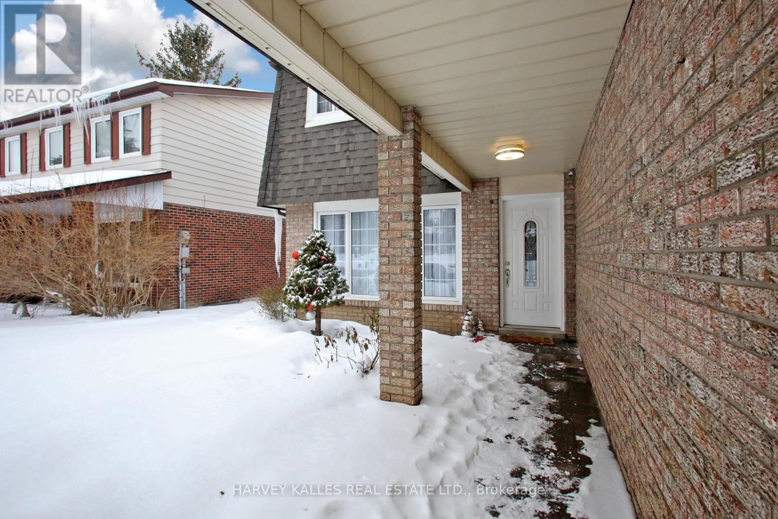 161 Romfield Circuit, Markham, Ontario  L3T 3H7 - Photo 3 - N12778892