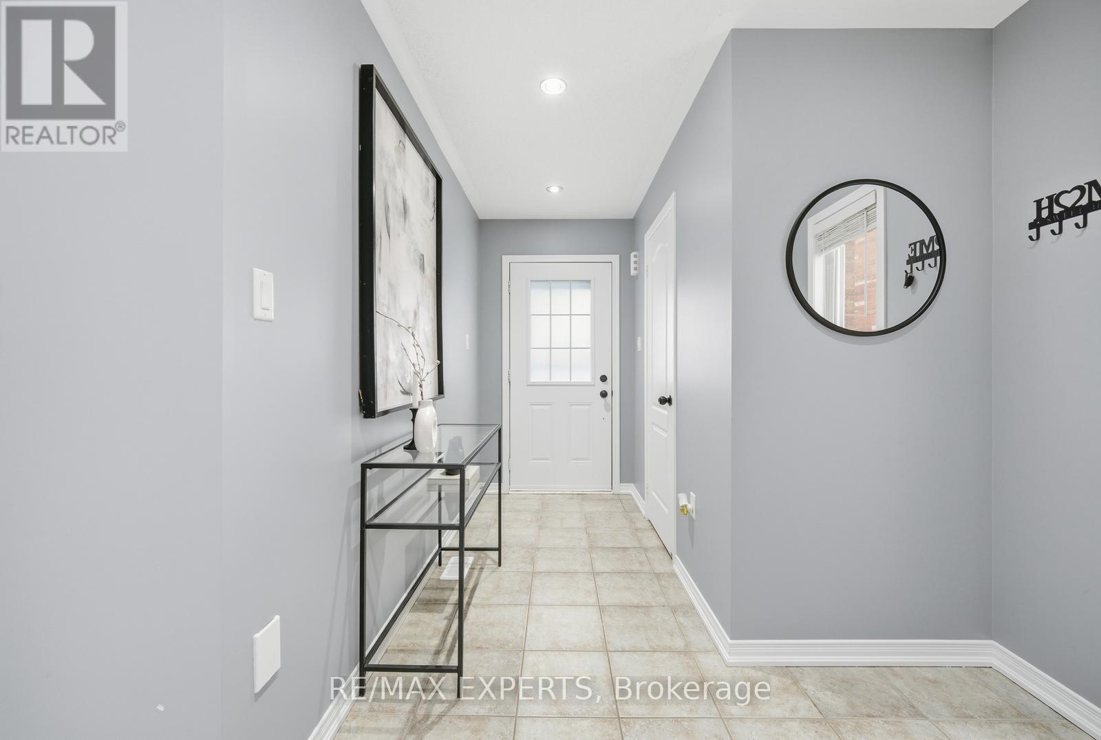 43 Carter Street, Bradford West Gwillimbury, Ontario  L3Z 0C1 - Photo 2 - N12778922