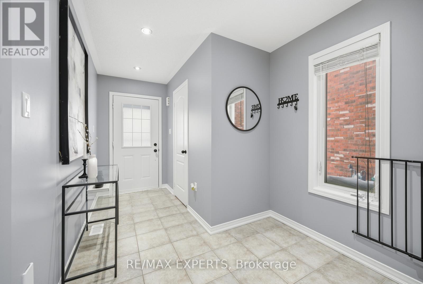 43 Carter Street, Bradford West Gwillimbury, Ontario  L3Z 0C1 - Photo 3 - N12778922