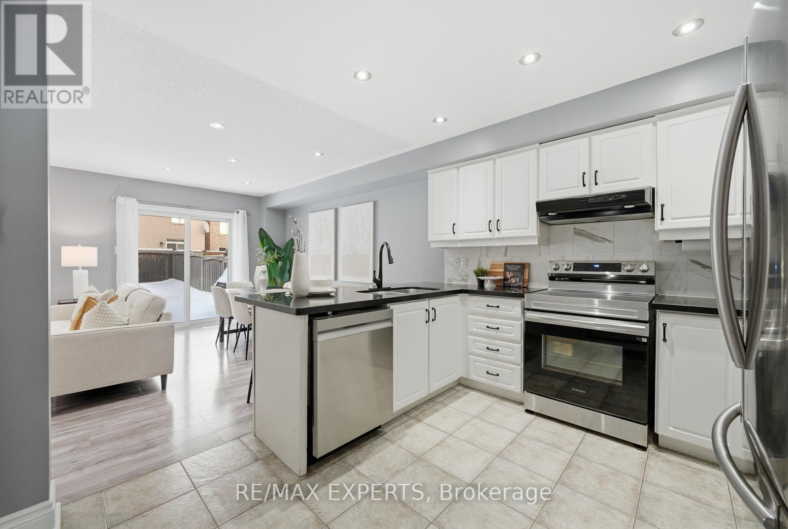 43 Carter Street, Bradford West Gwillimbury, Ontario  L3Z 0C1 - Photo 6 - N12778922